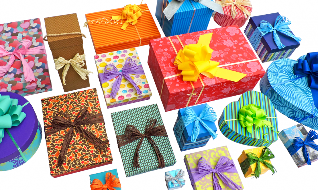 Varias cajas de regalo de Encájalo sobre un fondo blanco.