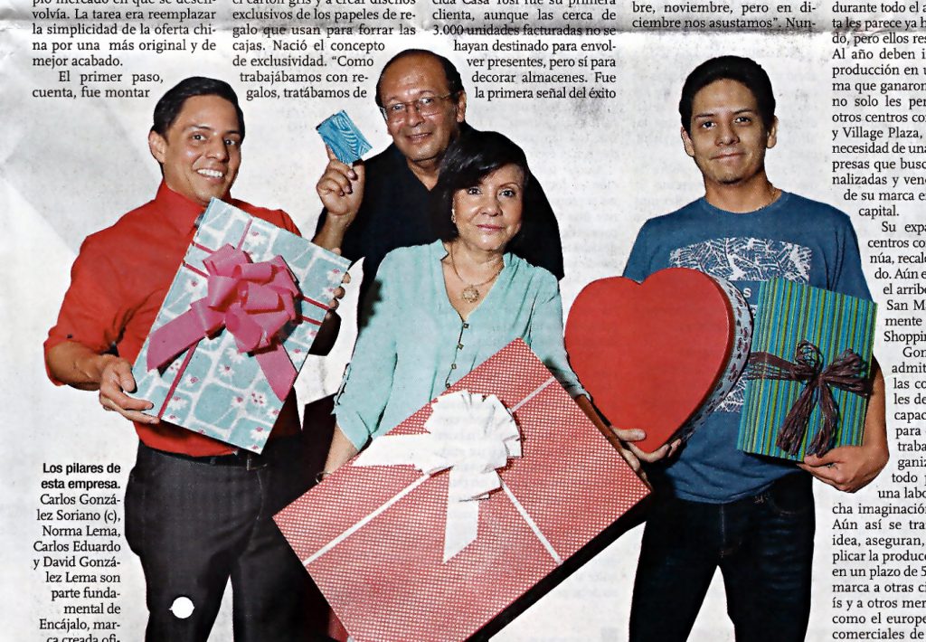 Familia con cajas de regalo Encájalo en la mano con fondo portada diario expreso