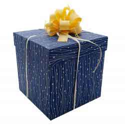 Caja de regalo cuadrada azul y rayas blancas con pompón beige