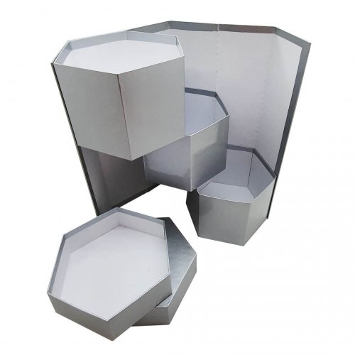 Caja de cartón gris torre exagonal abierta