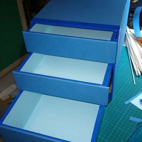 Archivador azul de varia cajas