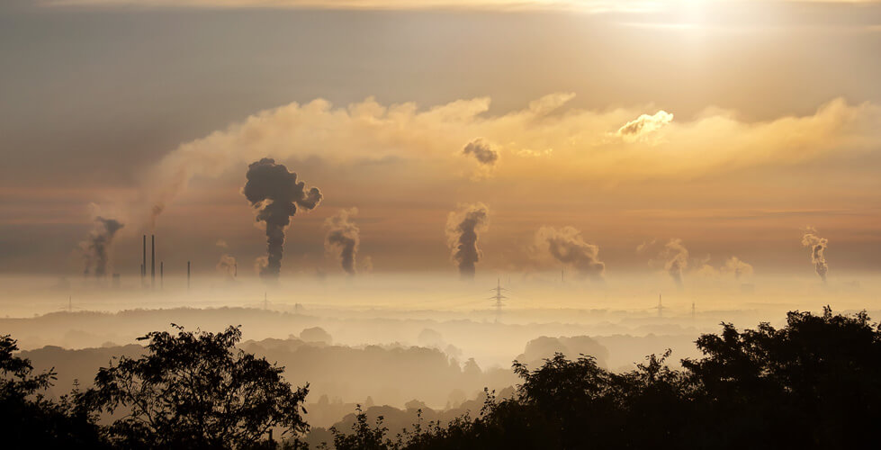 Paisaje en el que se obserba la contaminaciçon del CO2 en el fondo por las fábricas