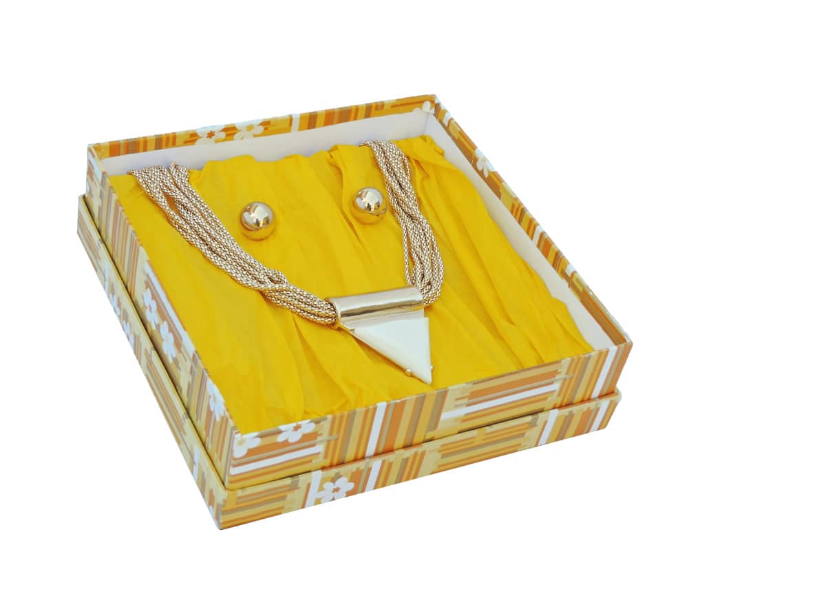 Caja amarilla con Joya y papel seda en el interior