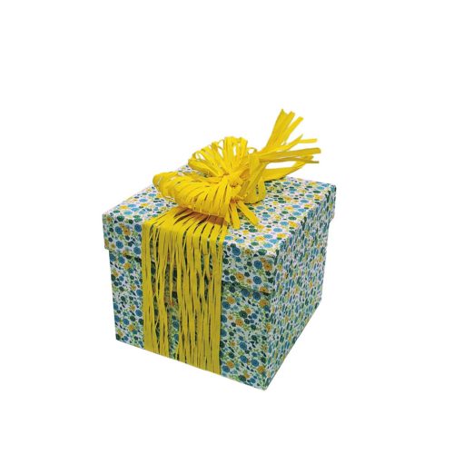 Caja pequeña cuadrada con cinta amarilla