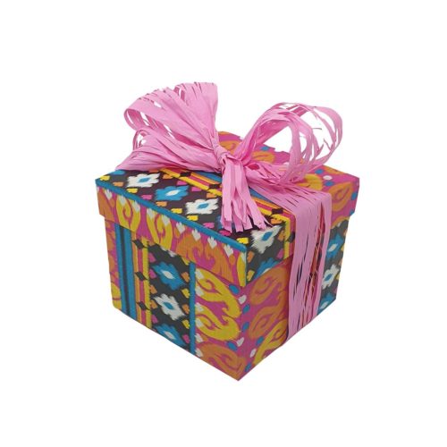 Caja pequeña cuadrada con cinta rosada