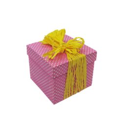 Caja rosada cuadrada con cinta amarilla